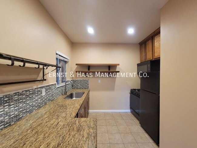 Building Photo - 930 E. Broadway-