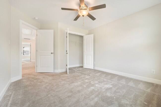 Building Photo - Available now! Spacious & beautiful 3 bedroom townhome!
