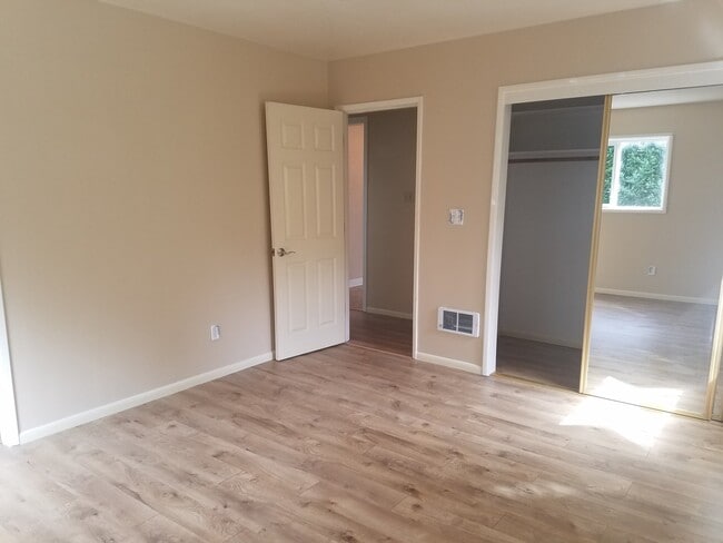 Building Photo - Newly Updated! 3 Bed/2 Bath House on a Lar...