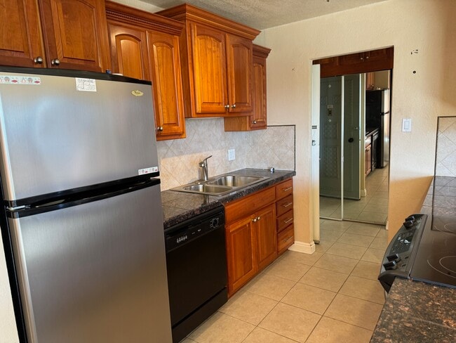 Building Photo - 411 Lakewood Cir