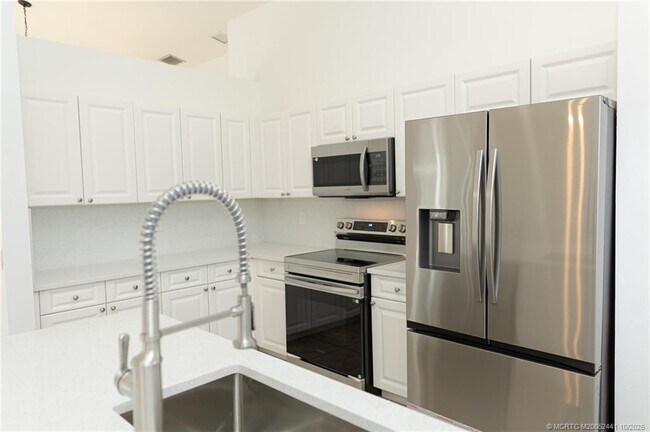 Building Photo - 8965 SW Chevy Cir