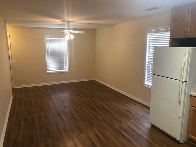 Building Photo - 3 Bedroom/3 Bath Duplex in Auburn!