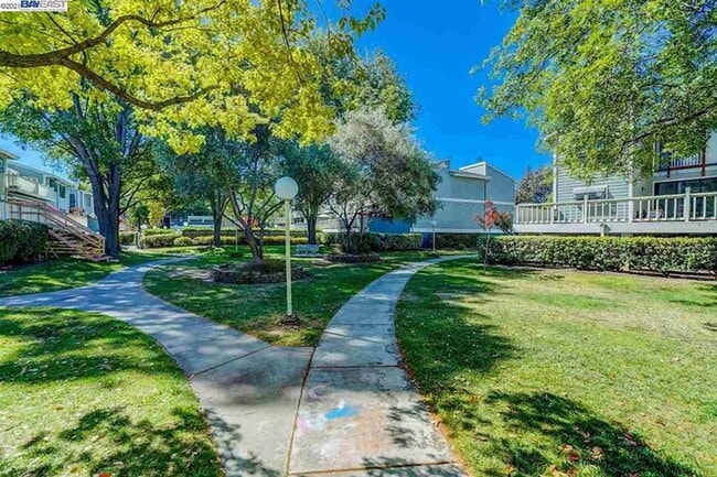 Building Photo - $2990 / 2 BR - GORGEOUS MEADOWBROOK CONDO ...