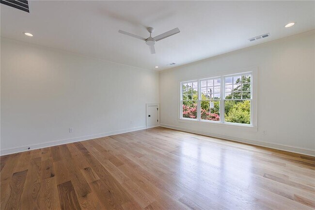 Building Photo - 2717 Skyland Dr NE