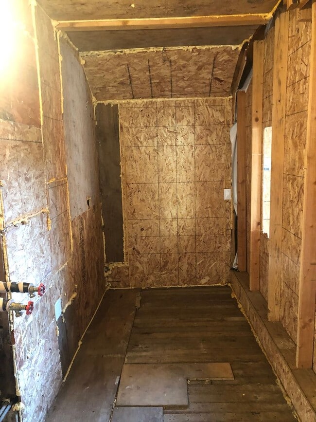 Building Photo - Cute 2 bedroom 1 bathroom farm house!