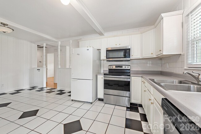 Building Photo - 1129 Eastview Dr