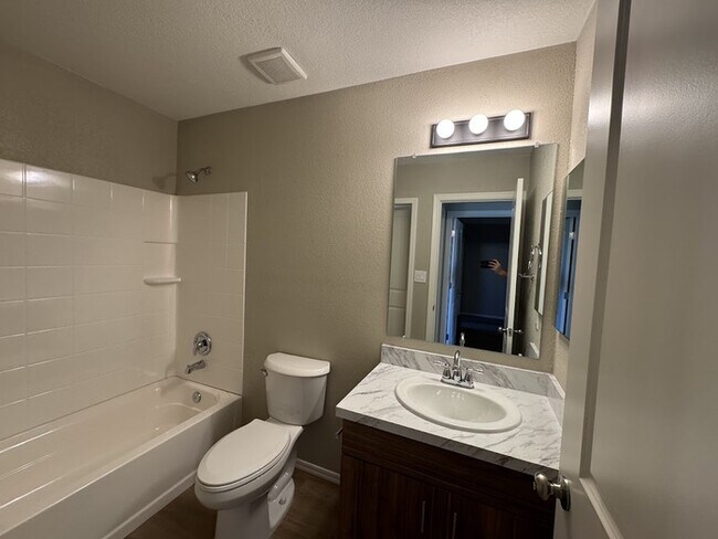 Building Photo - Brand New Unit in La Crescenta