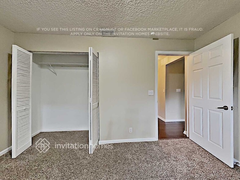 Building Photo - 5831 NW 40th Ln