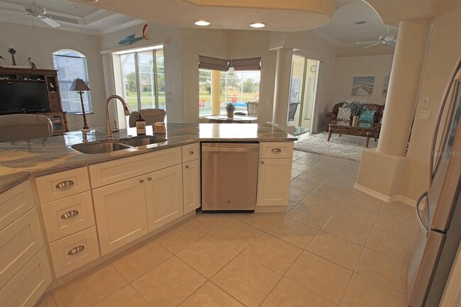 Building Photo - 811 Rotonda Cir