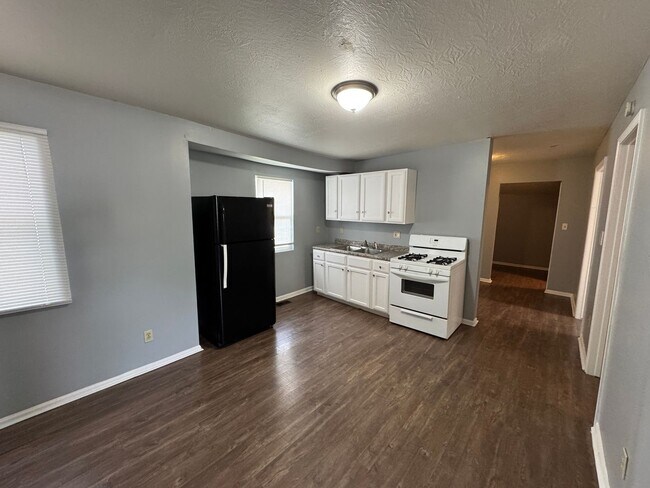 Building Photo - Near Southeast 3 Bedroom 1 Bath