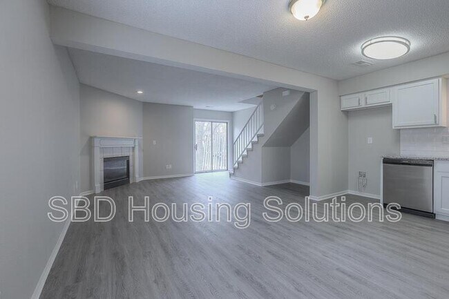Building Photo - 106 NE Dogwood St
