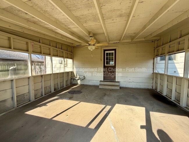 Building Photo - 904 Hillside Dr