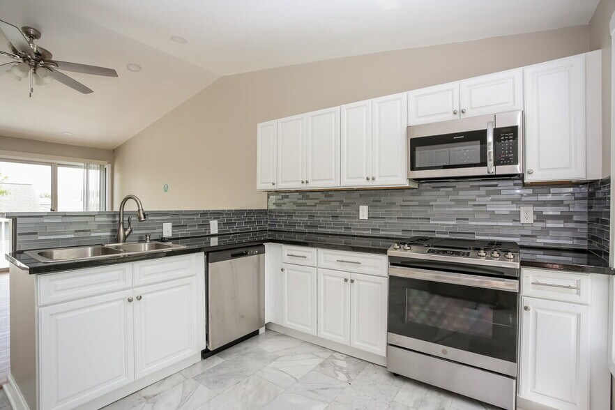 Building Photo - 6252 Tanbark Ct