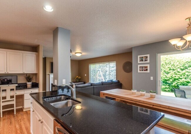 Building Photo - Beautiful Spacious Home!