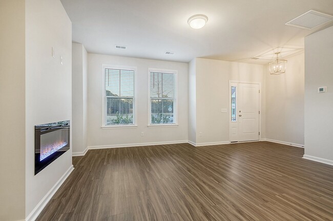 Building Photo - Gorgeous Town Home in Six Oaks