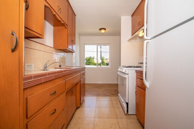 Building Photo - Charming 1 Bedroom / 1 Bath Apartment in Kensington Neighborhood w/ Garage - VACANT FOR VIEWING!
