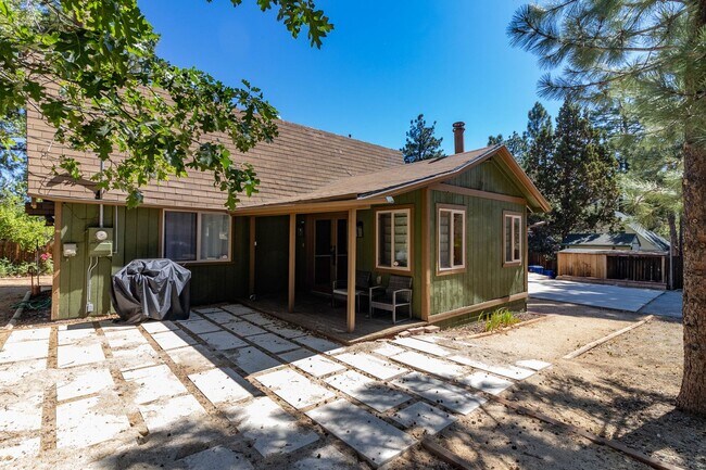 Building Photo - Cute Spacious Gambrel in Sugarloaf with Garage