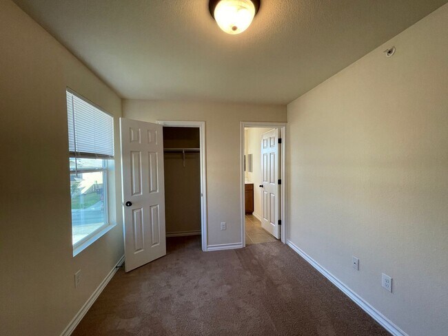 Building Photo - Town home for rent
