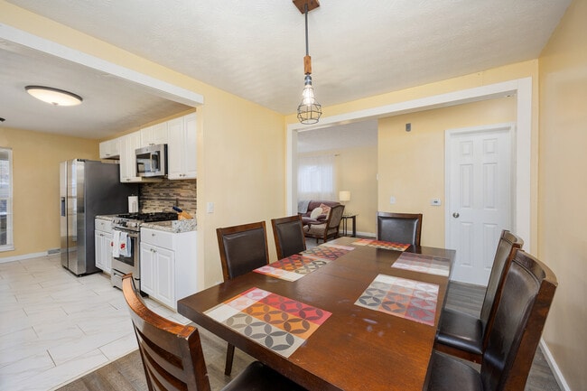 Building Photo - 1427 E Deshler Ave