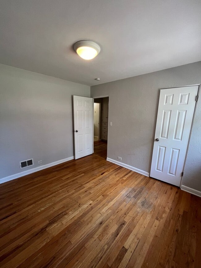 Building Photo - 2-Bed 1-Bath Duplex In Denver's University...