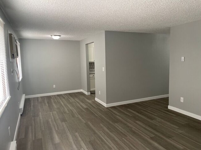 Building Photo - Beautiful Newly Renovated Unit!!