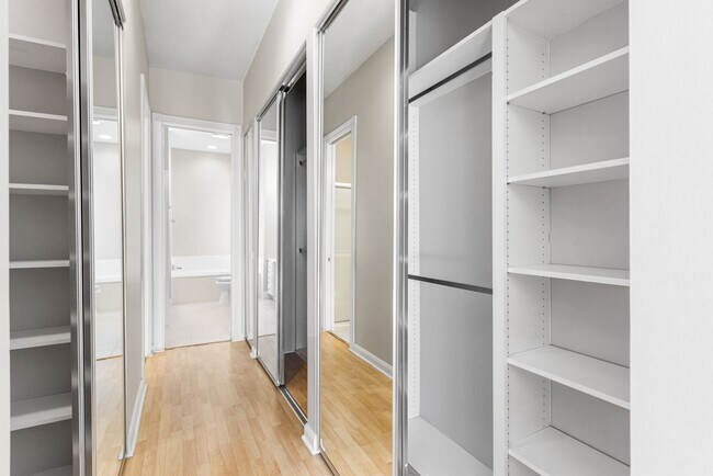Building Photo - ** ISLAND WALK ** 3 BED + DEN / 2.5 BATH -...