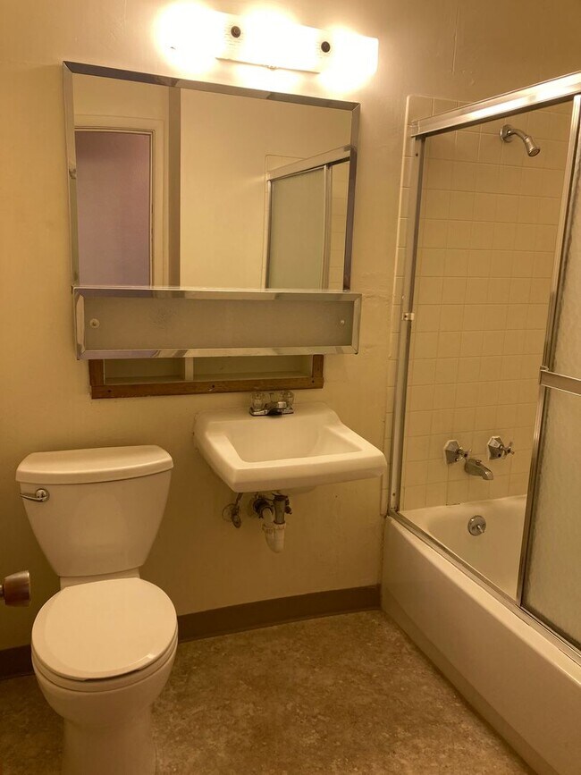 Building Photo - (WLO 13) Cozy 2 Bedroom, 1 Bath Just a Sto...