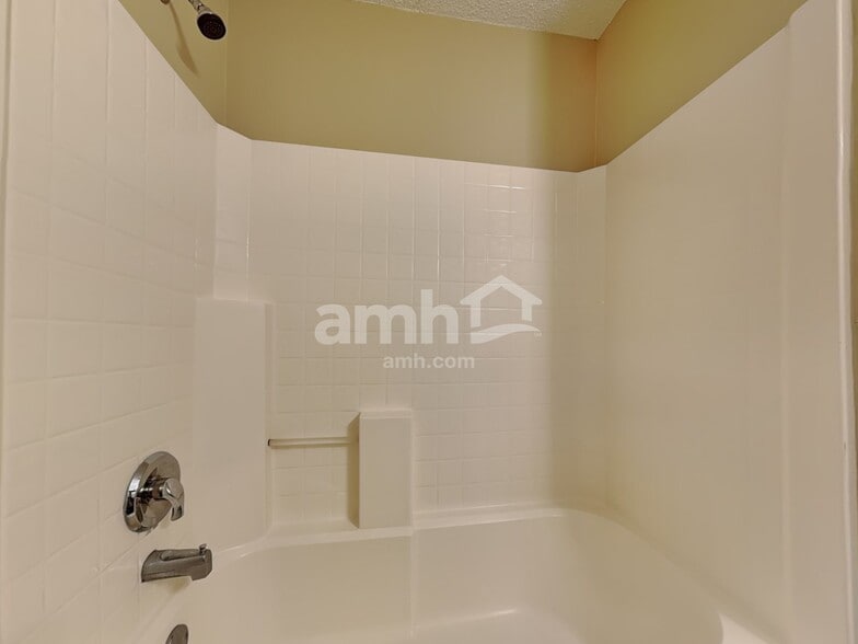 Building Photo - 634 Coopers Ln N