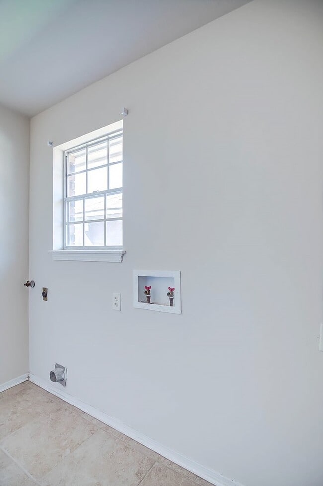 Building Photo - 1407 Akron Dr