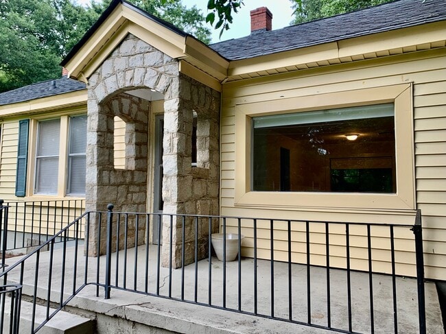 Building Photo - 290 Sunset Dr