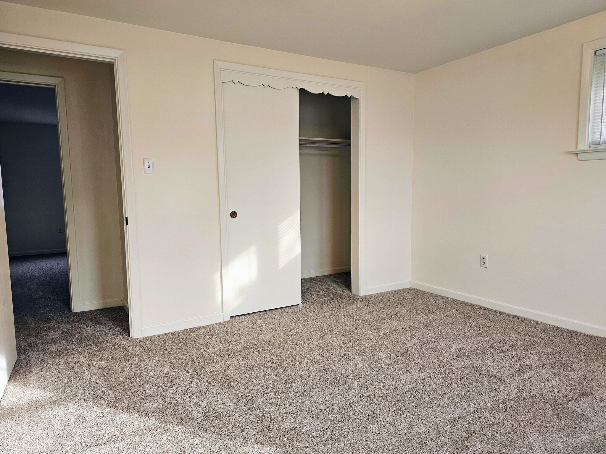 Building Photo - 292 W Main St