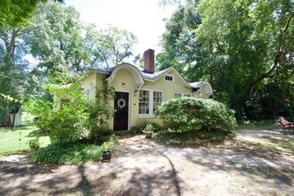 Building Photo - Charming 2-Bedroom Duplex in Prime Auburn ...