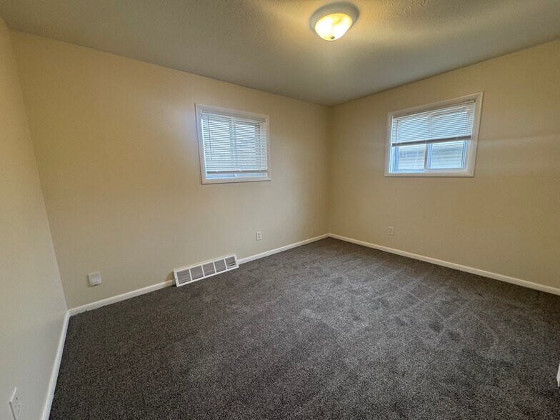 Building Photo - 1325 Vermont Pl NE