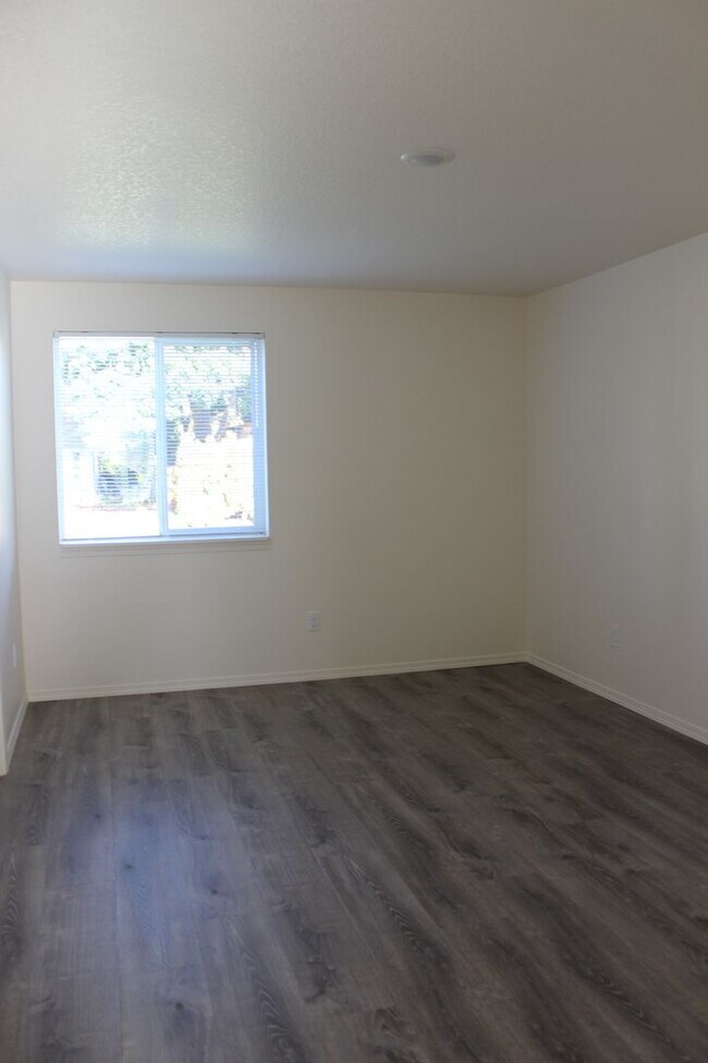 Building Photo - 4 bedroom 2 bath ranch house