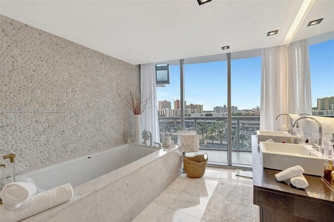 Building Photo - 17121 Collins Ave
