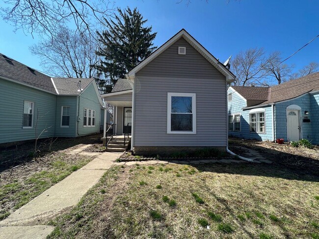 Building Photo - Adorable Newly Fixed Up Home!
