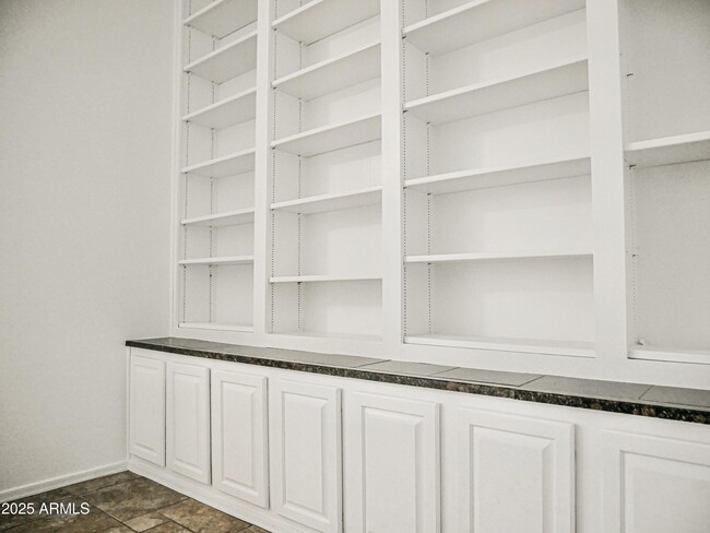 Building Photo - 1024 W Ayrshire Trail