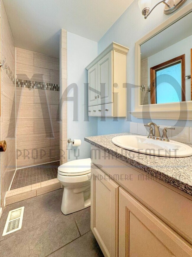 Building Photo - Entertainers Dream Home