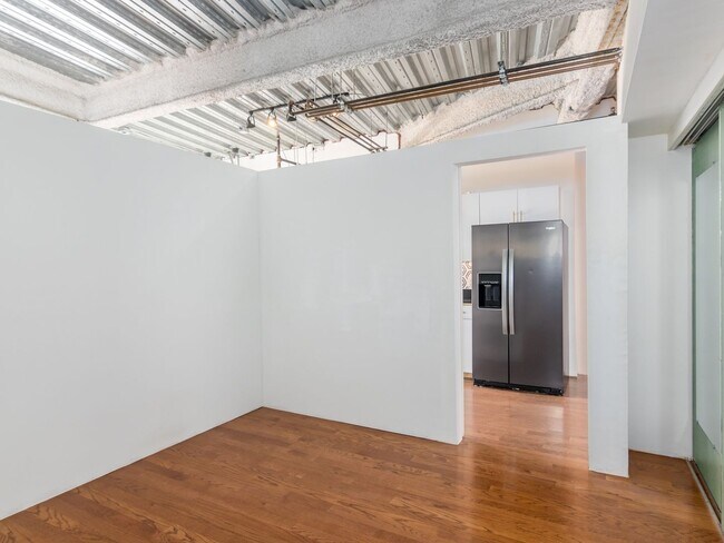 Building Photo - Top Floor 1 Bedroom Loft in Los Angeles
