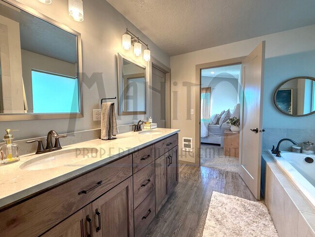 Building Photo - Spacious Eagle Ridge Home