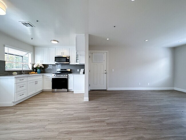 Building Photo - 922 Benito Ave