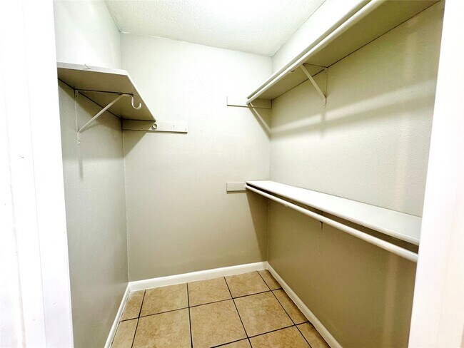 Building Photo - 9090 S Braeswood Blvd