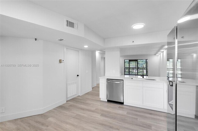 Building Photo - 14475 Strathmore Ln