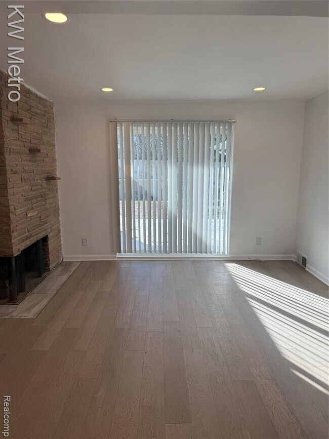 Building Photo - 1440 W Square Lake Rd