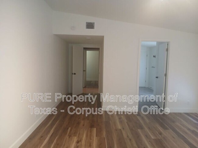 Building Photo - 730 Bradshaw Dr