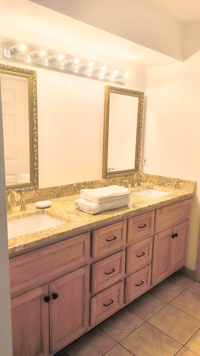 Building Photo - 1236 Block Island Rd