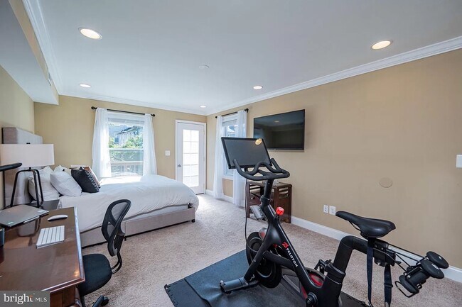 Large 2nd floor bedroom - 217 S Regester St