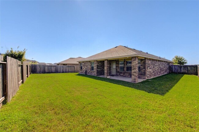 Building Photo - 9011 Hemlock Dr