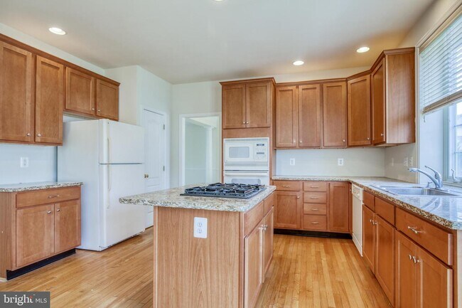 Building Photo - 1001 Meadow Ct