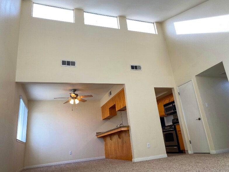 Primary Photo - 500 White Ln